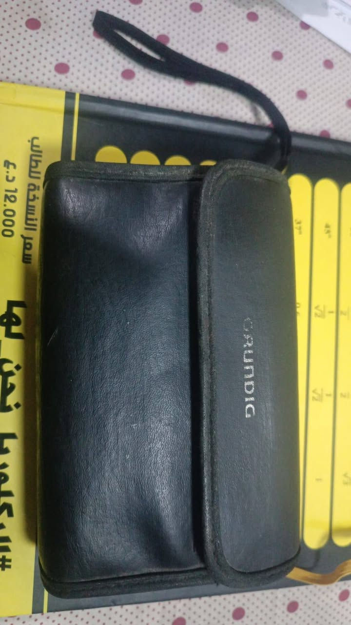 هذا الجهاز هو راديو محمول من نوع Grundig Yacht Boy 220. فيما يلي أبرز مواصفاته ومميزاته:
نوع الجهاز: راديو عالمي (World Receiver) محمول يعمل بالبطاريات.
نطاقات الراديو: يدعم موجات FM، وMW (الموجة المتوسطة)، وLW (الموجة الطويلة)، وموجات SW (الموجة القصيرة) المتعددة.
المميزات التقنية: يحتوي على شاشة عرض رقمية لترددات الموجات القصيرة وجدول نطاقات مطبوع لسهولة ضبط التردد.
الاستخدام: مصمم لاستقبال البث الإذاعي من مختلف أنحاء العالم بفضل تعدد نطاقات 
السعر 100الف


**إذا كنت صاحب هذا الإعلان وتريد حذفه لأي سبب، رجاءا أرسل رسالة إلى الدعم الفني**