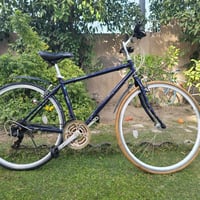 بايك رياضي ياباني  موديل 700C  حجم 28 لون مميز نيلي   اصلي باله كسر حا...