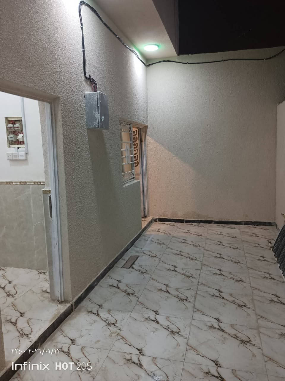 سلام عليكم 
بيت بناء جديد للبيع المساحه الكليه متر126 يتكون من غرفتين وصاله ومطبخ وديوانيه ومشتملات خارجيه
الموقع البصرة الهارثه كرمه علي قرب ساحة التشابيه 
هاتف ***********
