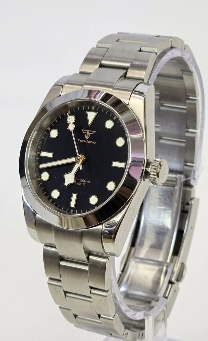 Tandorio Heritage Diver – الفخامة الكلاسيكية بأداء ياباني موثوق
🔴المحرك (Movement): قلب ياباني نابض من نوع Seiko NH35A التلقائي (Automatic). يتميز بـ 24 حجرًا وسرعة دقة عالية، مع خاصية "Hacking" لضبط الوقت بالثانية.
🔴الهيكل (Case): مصنوع من الفولاذ المقاوم للصدأ Solid 316L Stainless Steel المصقول بعناية، مما يضمن مقاومة فائقة للتآكل والخدوش.
🔴الزجاج (Crystal): زجاج ياقوتي (Sapphire Crystal) مقاوم للخدش مع طبقة طلاء مضادة للانعكاس لضمان وضوح الرؤية في كافة الظروف.
🔴المينا والعقارب: مينا أسود مطفي (Matte Black) مع عقارب "Snowflake" الشهيرة وتطعيمات مضيئة (Luminous) توفر رؤية ليلية واضحة جداً.
🔴مقاومة الماء: تصل إلى 200 متر (20 ATM) مع تاج (Crown) بنظام اللولب (Screw-down) لضمان عزل تام أثناء السباحة أو الغوص.
🔴السوار: سوار من الفولاذ المقاوم للصدأ بتصميم رياضي متين مع مشبك أمان محكم.
كاملة الملحقات والمرفقات

السعر :120 الف 
للحجز والاستفسار يرجى مراسلة الصفحة


**إذا كنت صاحب هذا الإعلان وتريد حذفه لأي سبب، رجاءا أرسل رسالة إلى الدعم الفني**