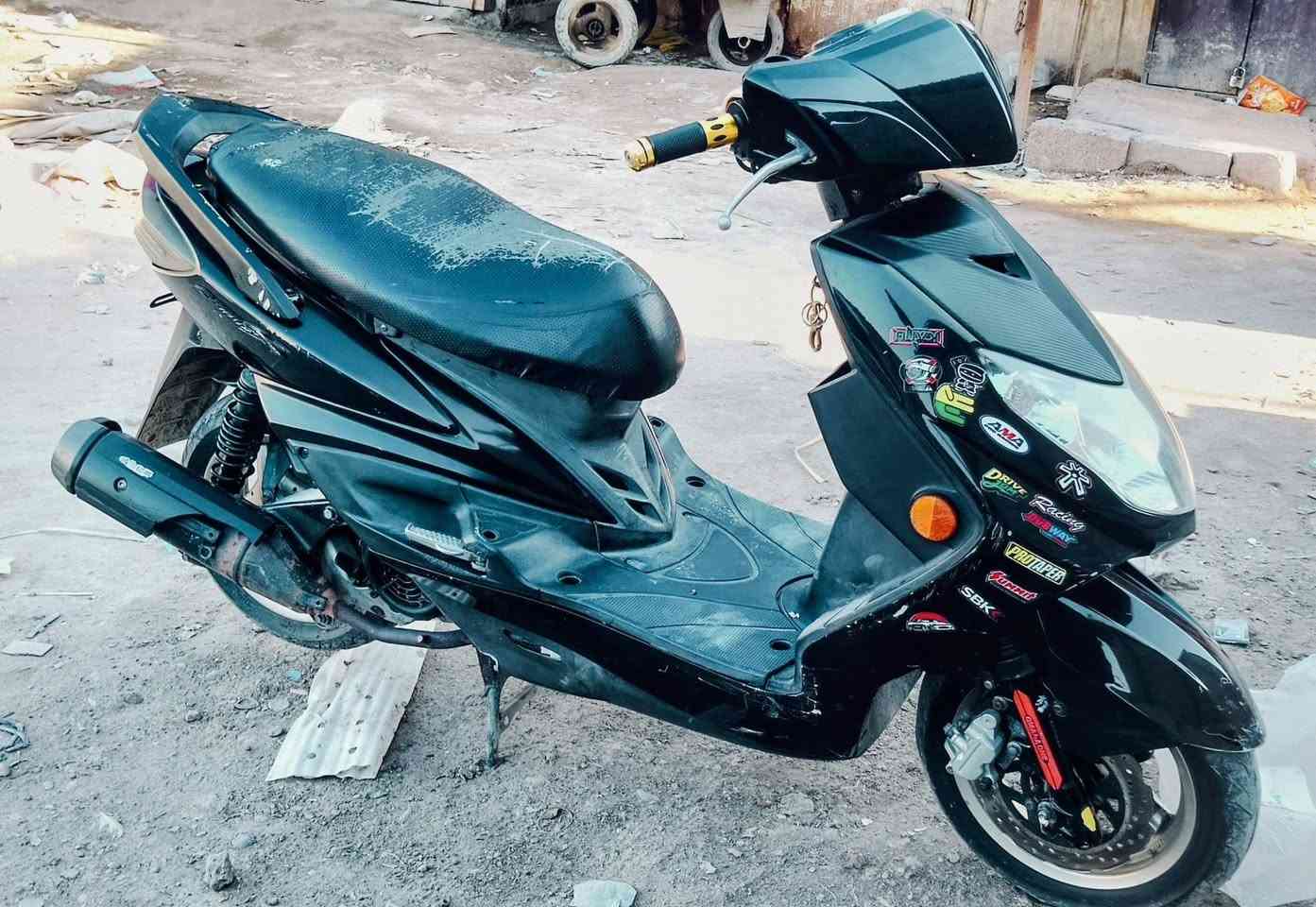 سلام عليكم سكنس فحل نوزل للبيع دراجة خير من اللة نضافة 98 محرك نضيف ممدود علي در نفيس بلادي كهرابائيات كلهة شغالة علي ناصي هورن دبل اشارة يمنة يسرة نكرة بكل وقت تجي بعينك وشوف تاخذهة من الباب اي خلل بيهة ترجعهة السعر 700 بيهة مجال  مكاني بغداد الحسينية مال راشدية رقم *********** بي وتساب
