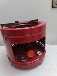 صوبة نفطية حمراء بحالة ممتازة، مثالية لتوفير التدفئة في الأماكن البارد...