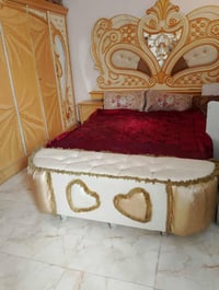 غرفة نوم • ميز تواليت مكسور • مكان نجفة