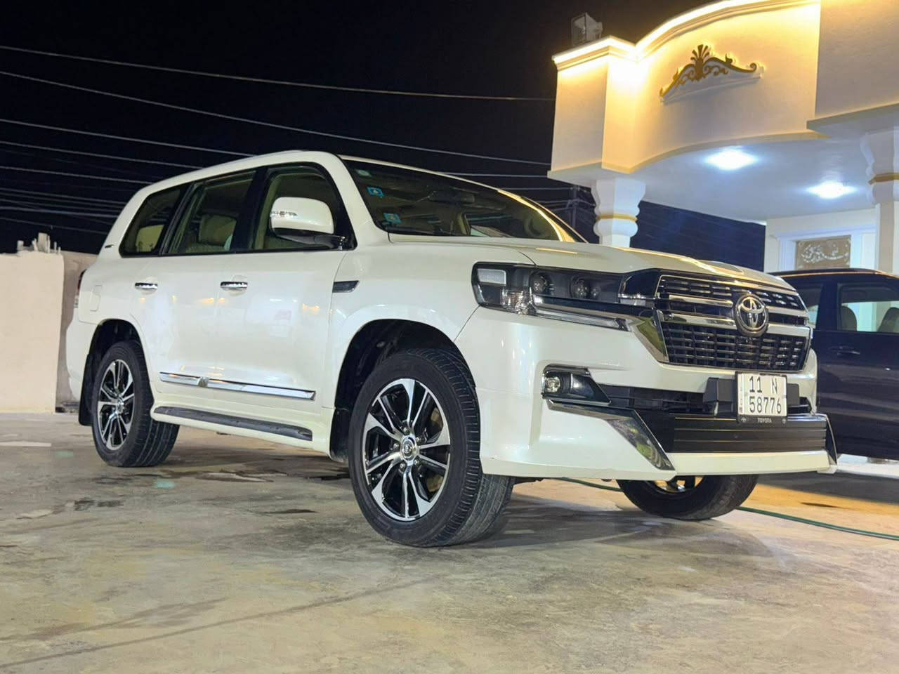 السلام عليكم سيارة لاندكروز للبيع موديل 2009 فكسارة محركها 8 سلندر محدثة داخل وخارج 2021  سيارة مكفولة بدون صبغ  بس قطع التحديث  رقم بغداد باسمي الرقم الجديد مواصفات سلايد بصمة تشغيل عن بعد شاشات عدد3 وبعد بيها مواصفات وسيارة ماشية 180 الف كيلو  مكان السيارة بغداد الاتصال على الهاتف *********** علي ابو حسين السعر 290$ورقة وبيها مجال
