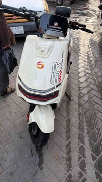 دراجه شحن ٦بطاريات تمشي٦٥ك بشحنه الوحده رايدها ب ٧٠٠ مصار ٤ايام من ماخ...