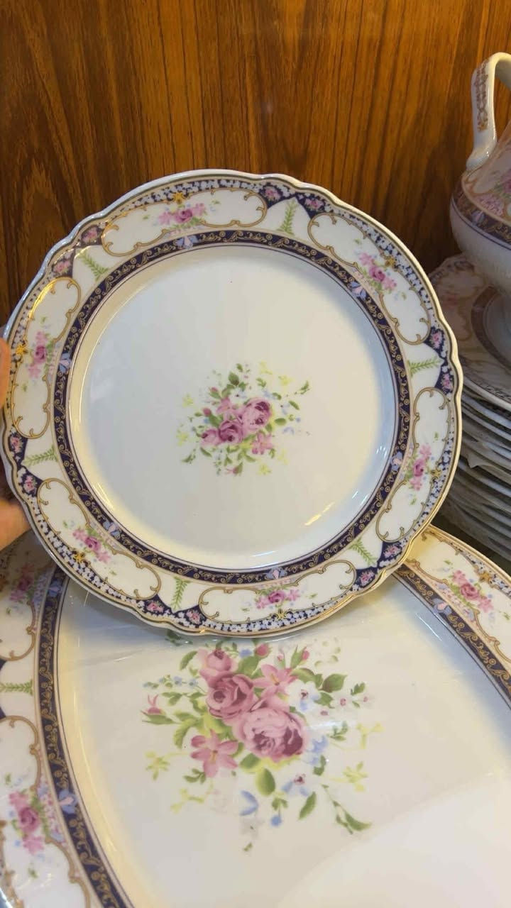 سيت مائدة كامل ٨٢قطعة غير مستخدم بورسلين مزخرف بالبلاتين يدخل غسالة صحون الاستفسار خاص


**إذا كنت صاحب هذا الإعلان وتريد حذفه لأي سبب، رجاءا أرسل رسالة إلى الدعم الفني**