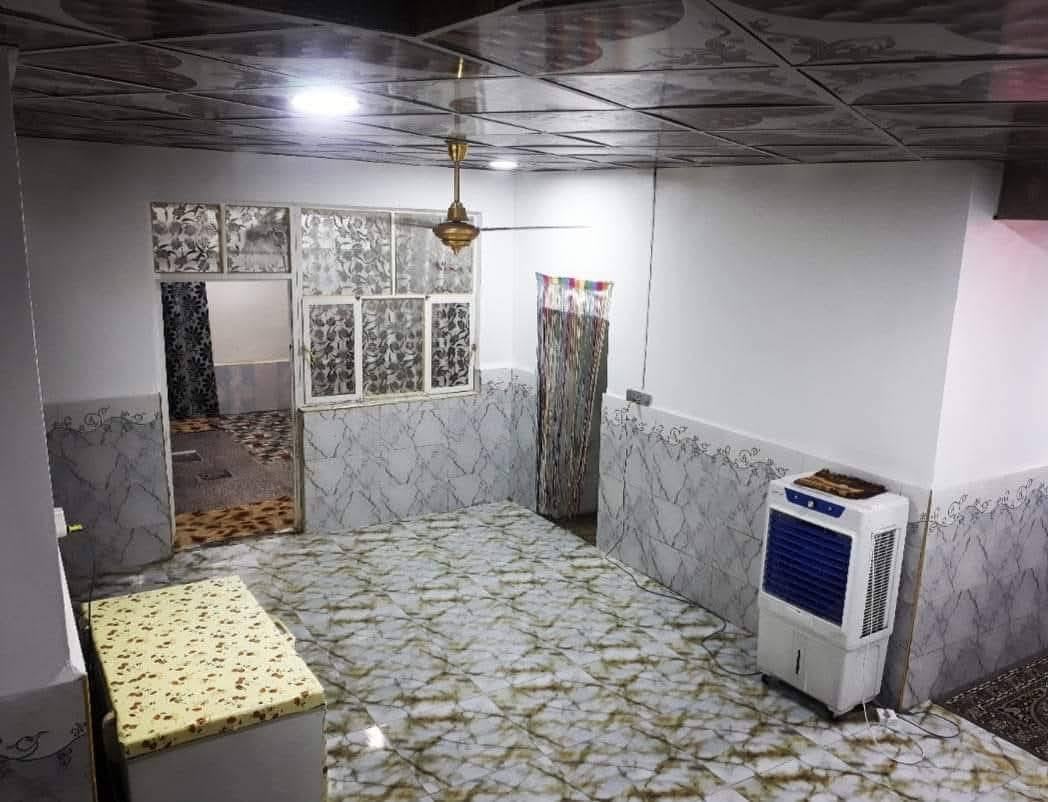 يوجد بيت🏘 ليجار  مساحه 215 شارع المطار شارع علكم 
يتكون من 🚪غرفتين 🚪   🚪وستقبال  وهول جبير ومطبخ  🍝 2ومكشوفتين 
🛁ومغاسل 🚽  ) ويتكون من سراميك ومرمر وسقوف ثانويه 
*********** ) يجاره 250

