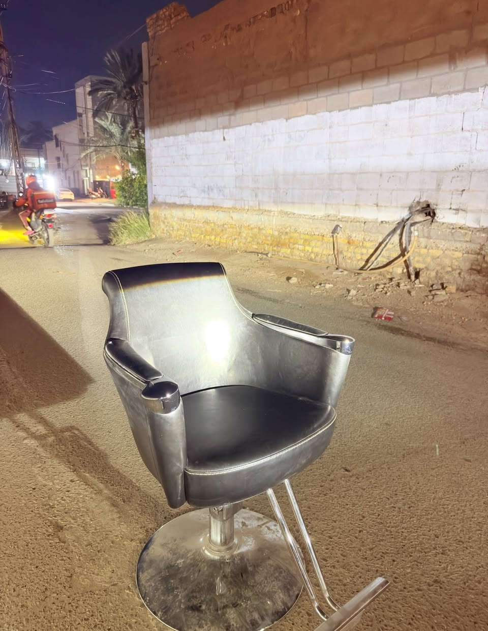 كراسي 💺 صالون جديده لون اسود ◼️  ضمان سنه كامله 💥سعر الكرسي 100 الف للتواصل : ***********
