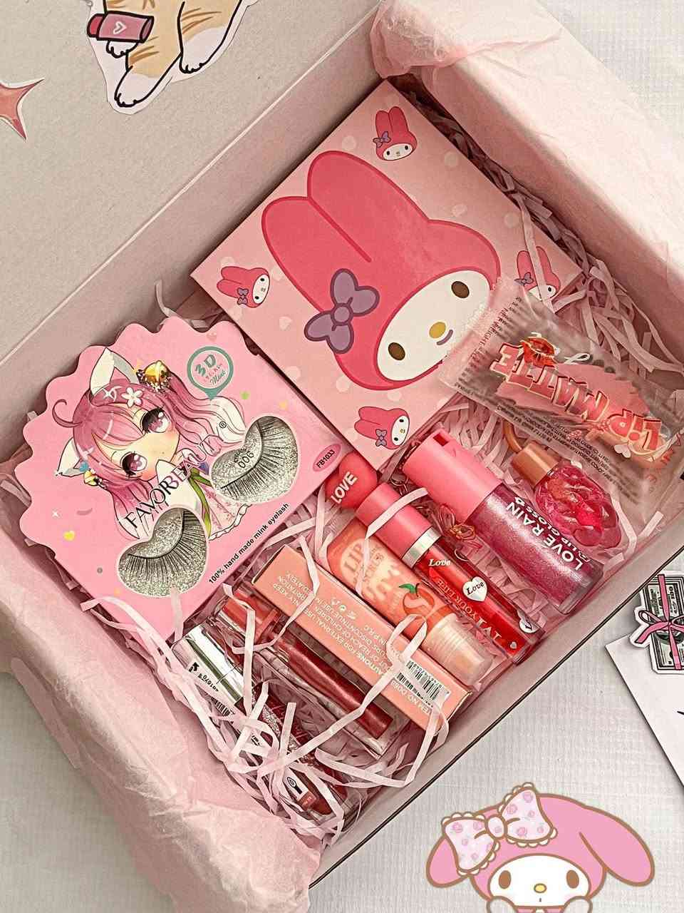 أرخص وألطف هدية ممكن تقدميها لصديقتك (السعر مفاجأة)
محتويات البوكس 🎀🌸✨🌷🤏🏻

 (ايشدو حجم وسط ، رموش ، مقشر شفة بلخوخ ، كلوس تنت بالفرواله ، حمرة كلوس ، كلتر عيون لطيف ، تنت كلوس ثنين حجم الصغير  )+ هديـه مع التغليف 

أرخص وألطف هدية ممكن تقدميها لصديقتك (السعر مفاجأة)

📍الحجز دايركت 📩
يوجد توصيل لكافة المحافظات."


**إذا كنت صاحب هذا الإعلان وتريد حذفه لأي سبب، رجاءا أرسل رسالة إلى الدعم الفني**