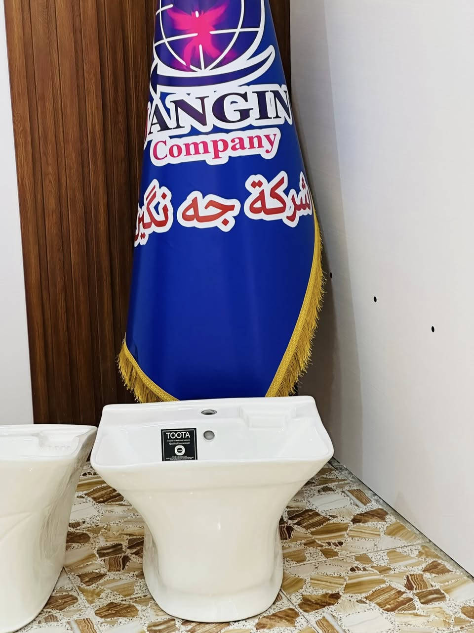 تعلن شركة جه نكين فرع بابل مغسلة تعليك ماركه توتا 
قياس 
60 سم
55 سم
45 سم
35 سم 
بابل طريق حله - دوانيه قرب بوابه 
***********
