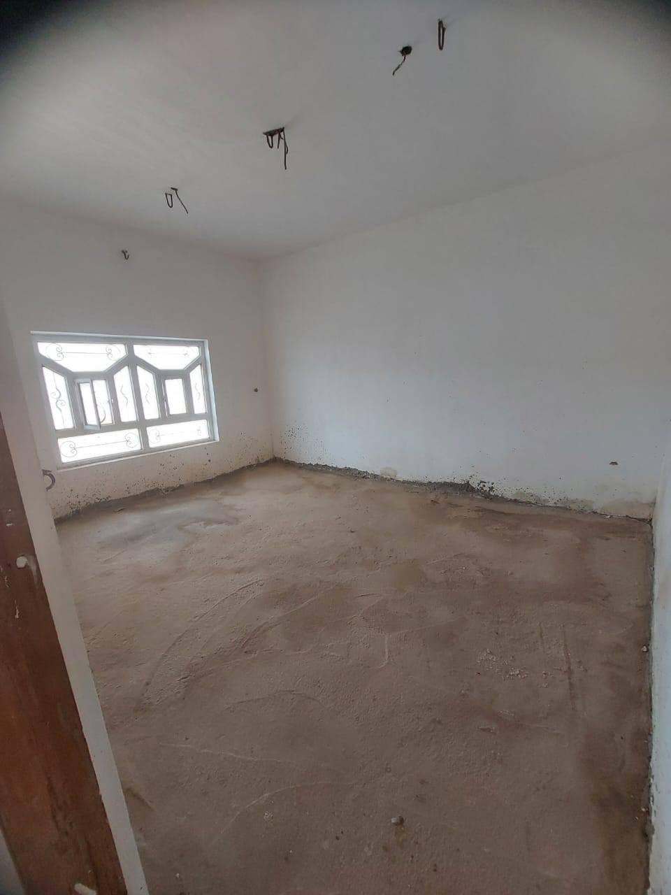 بيت مع قطعة في حي الحكيم المساحة الكليه ٧٥٠ م البيت مساحة  لبناء١٨٠م نقص تشطيب فقط البيت بناء طابوق و صب مسلح ويمكن قسمه الى  بيتين بسهولة خدمات كاملة ماء و كهرباء و مجاري مرقم من البلدية  يصير بالفرع بس على شارعين  قريب ع الشارع العام ، نزلة حسينية حجي ياسر خليفة رابع فرع ع اليمنه السعر اتصال برقم ***********
