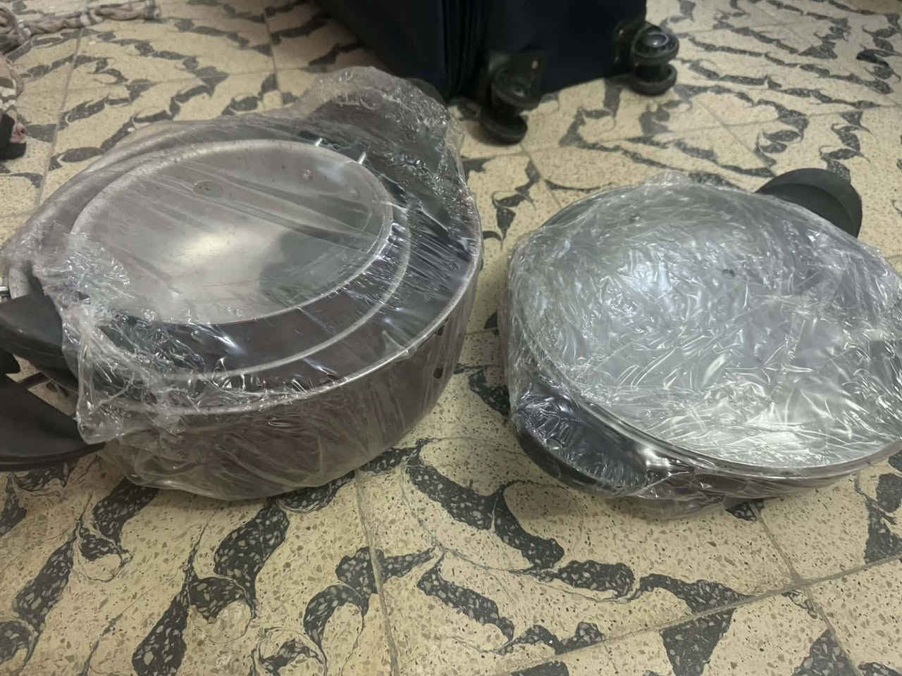 السلام عليكم غراض للبيع نضيفات جدا مكاني  بغداد *********** وت ساب متوفر
