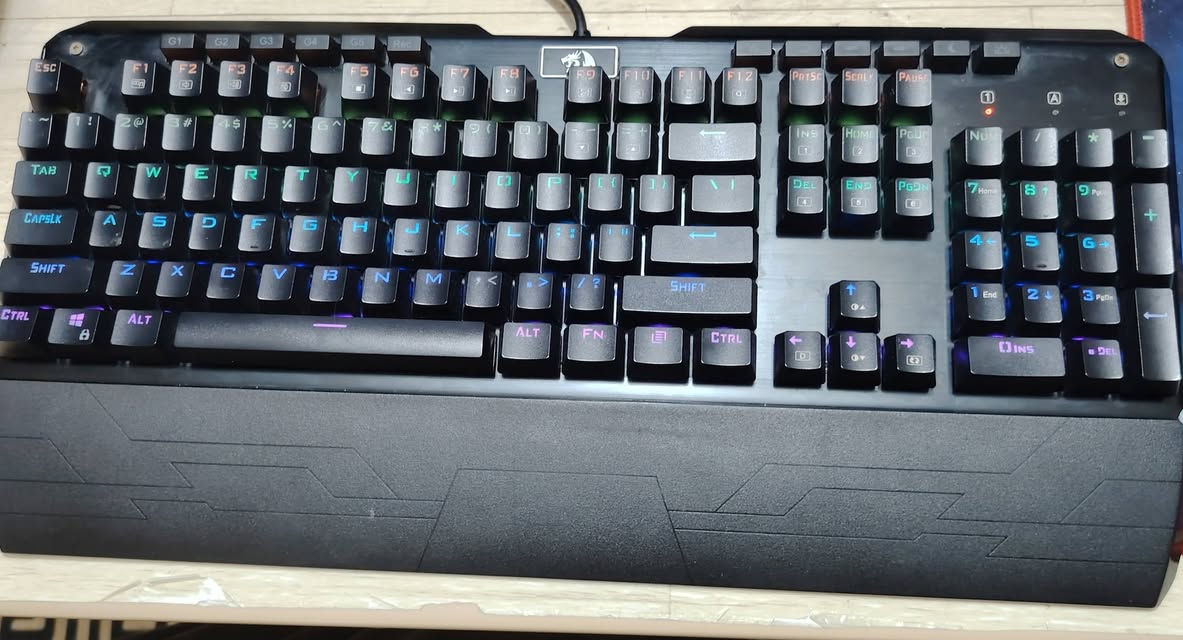 سلام عليكم
تجميعة كامله من كيس وشاشه وكيبورد وماوس للبيع  تشغل جميع الالعاب بموصفات حلوه 
الموصفات 
المعالج : amd rayzen 5 2600 
كارت شاشه : invidia 3060 12 GB 
مذربود : asrock 450M pro 4 
بور سبلاي : thermal take 650 W 
الرامات : 16g DDR4 2*8 
 هارد  SSD M.2 Nvme 500 GB
  الكيس xigmatic RGB
كيبورد ريد دراكون  redragon  RGB
الماوس JEDEL GM 1120
شاشه حجم 24  ips  
تجميعة كامله مكمله تجي تفصح براحتك وتشوفها زين يله تاخذها  
والكيس بي اكثر من ٢٠ نمط للالوان وتغيره لون كيس وجامعة صفح موجوده 
مكاني بغداد جميلة الاولى
رقم الهاتف واتس اب ***********
السعر 1050 مليون وخميسن الف بيها مجال بسيط
