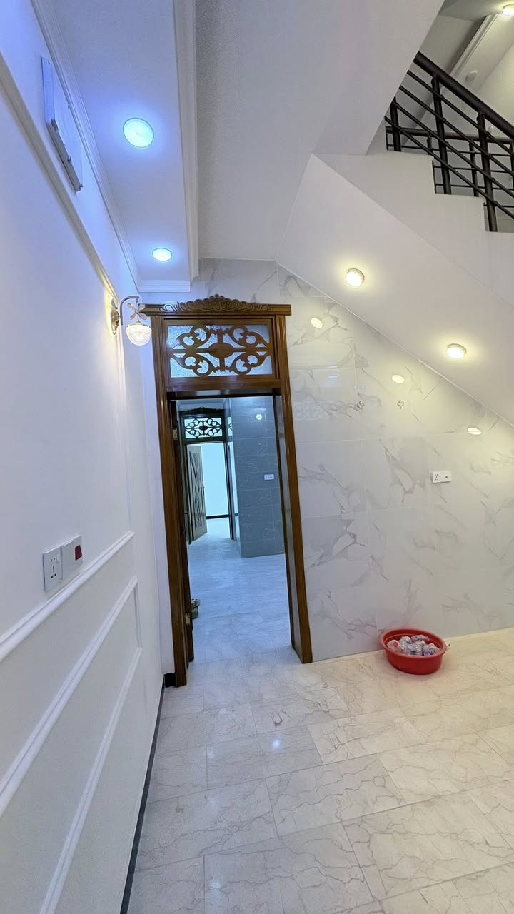 100 متر مستخدم سنه واحده فقط للبيع نظيف جداً
حي السلام قرب شارع المطبات 
*********** مكتب العطاء / جعفر الشبلاوي 
السعر المطلوب 230 مليون
