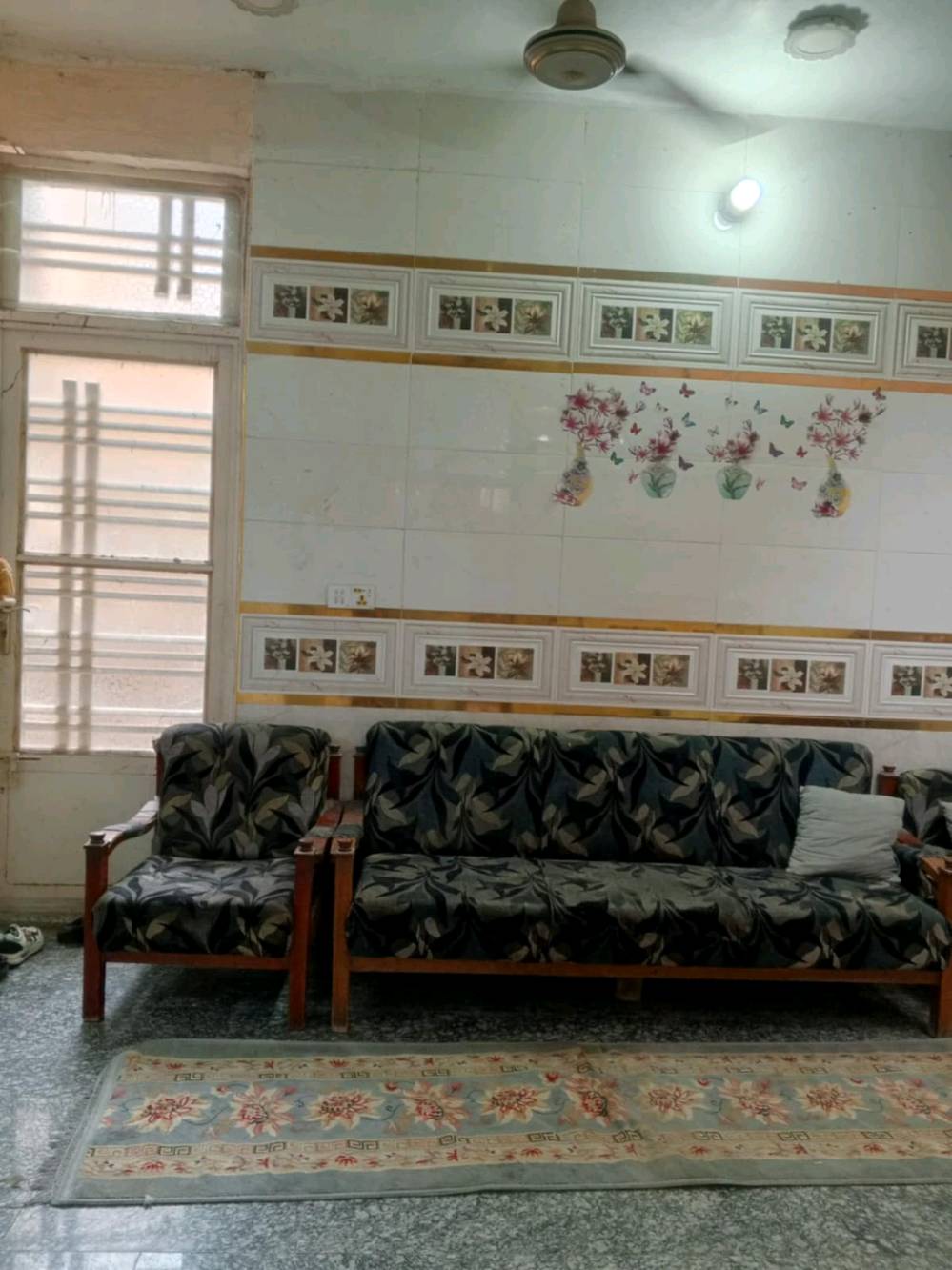 🏡 بيت للبيع – طويريج / حي الضباط / شارع المحيط

📍 الموقع:
مقابل حي الصناعة، بالقرب من المدرسة

📐 المساحة:
300 متر²
طابو زراعي – سند 25 – ركن

🏗 البناء:
طابق ونصف – بناء جديد

🔌 الخدمات:
ماء، مجاري، كهرباء متوفرة

✨ المواصفات:
▪️ 3 غرف نوم
(غرفتان بالطابق الأرضي + غرفة بالطابق الثاني)

▪️ استقبال واسع
▪️ صالتان
▪️ مطبخان
▪️ صحيات داخلية وخارجية
▪️ مناور عدد 2

📩 لمزيد من التفاصيل راسلني خاص

📞 للتواصل:
***********

📱 واتساب متوفر 👆
أو مراسلة خاص