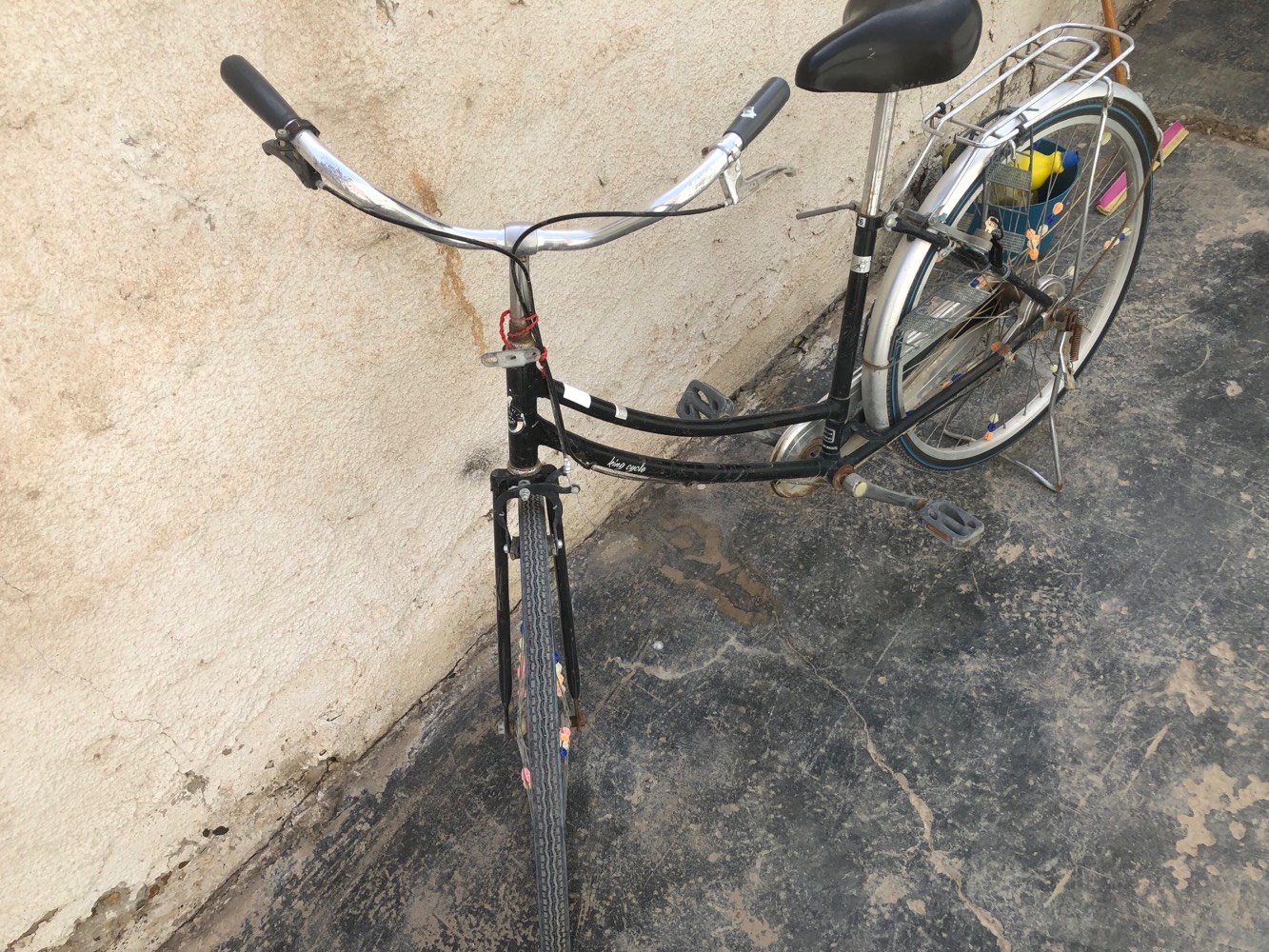 السلام عليكم 
للبيع بايسكل بناتي حجم ٢٦
جان متروك مبدل زوج تايرات وجوب ومبدل ماشة
مكاني العامريه 
هــ/***********