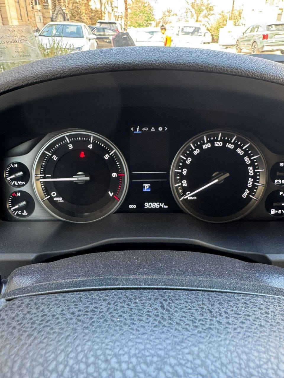 بسم الله الرحمن الرحيم
للبيع لاندكروزر موديل 20 كراند تورنك فول 
ماشيه 92 الف وقابل للزيادة
السعر 535 الف وبيها مجال 
مكان السياره بغداد/ الشعب 
‏‪رقم صاحب السياره ‏‪***********‬‏
انا مكلف بالنشر
