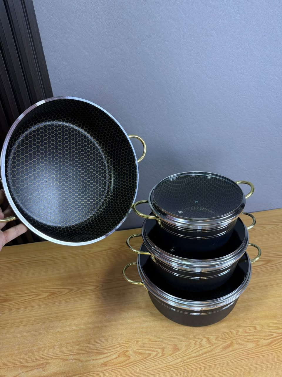 جداري عدد 4 مع سيت جدر فافون تصفية محل بسعر اقل من الجمله يوجد توصيل السعر 20 الف للسيت توصيل 5 الاف
***********
