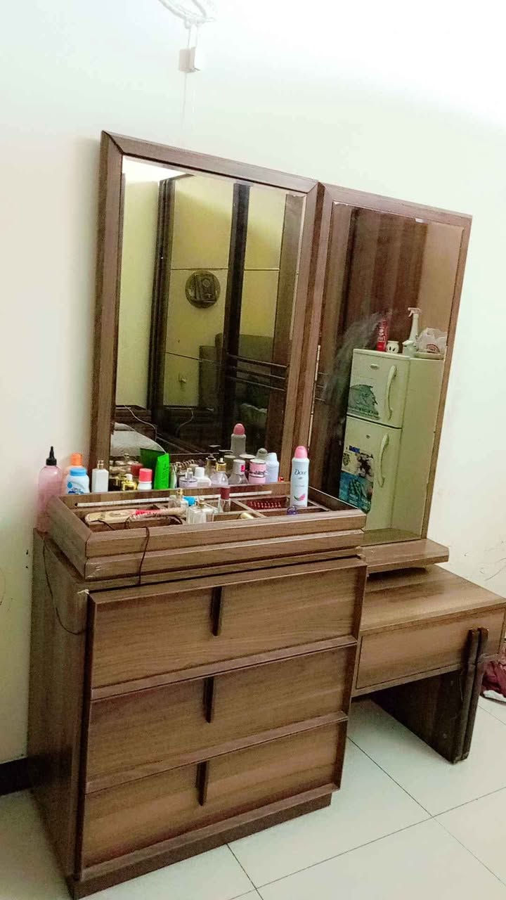 غرفه نوم تركيه خشب زان وزن ثقيل جدا ومتكونه من 7قطع سريرمخزن وكنتور سلايت جام مرايا يجننن وزاويه ومجرات وميزتواليت بغداد, العراق


**إذا كنت صاحب هذا الإعلان وتريد حذفه لأي سبب، رجاءا أرسل رسالة إلى الدعم الفني**