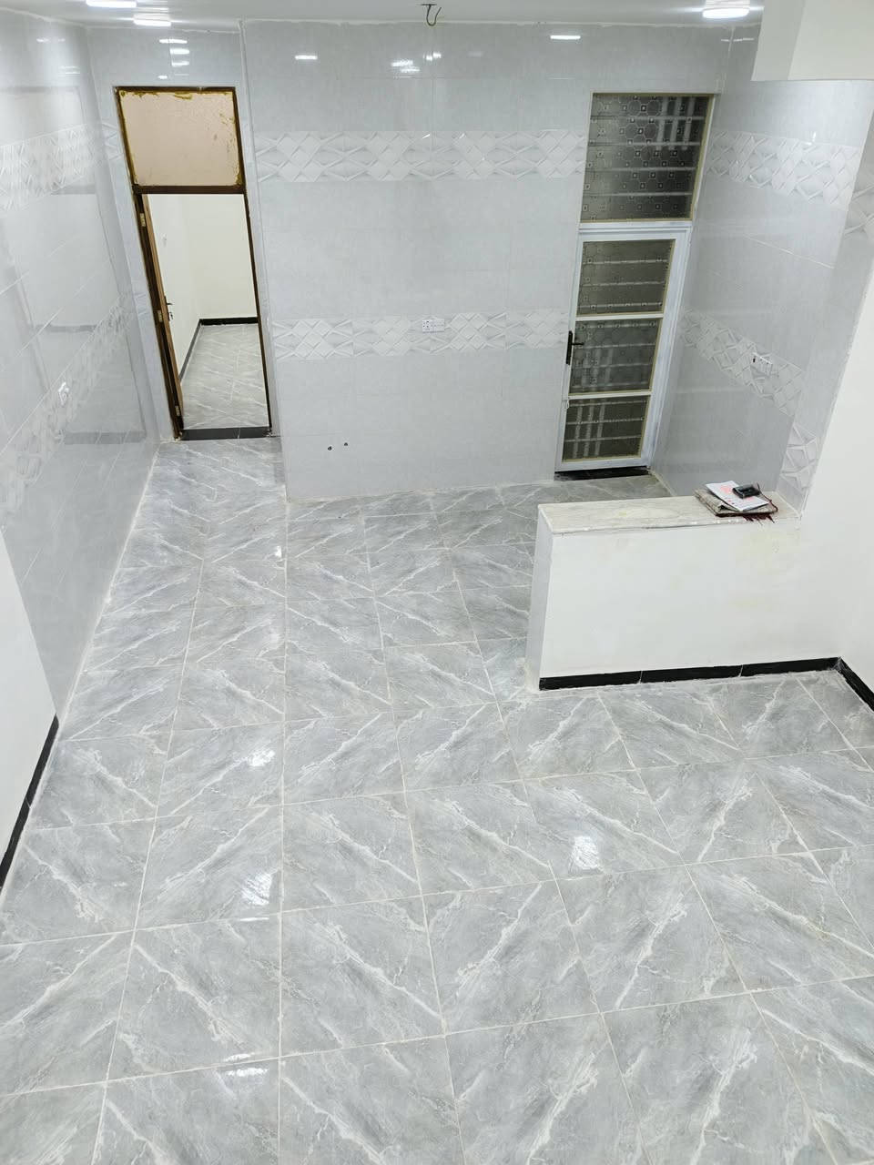 السلام عليكم 
بيت في حي الحكيم جهة الدبيه قرب افران العلم
الوجه 5 النزال 20 المساحه 100متر 
البناء طابوك بناء2025 مرقم بلديه 
قرب شارع 30 للاستفسار الاتصال ‏‪***********‬‏
