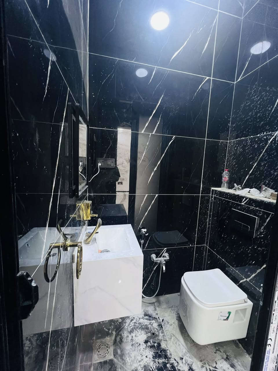 ياللة السلام عليكم 
دار للبيع 200م طابو صرف بسمي طابق واحد 
العنوان حي الجامعة من جهة دور النفط البيت على حديقة موقع مميز جدا جدا يتكون من استقبال وصالة وغرفة نوم ومطبخ وصحيات عدد 2 وممنور غير متواجد على فيس اتصال ☎️ ***********
