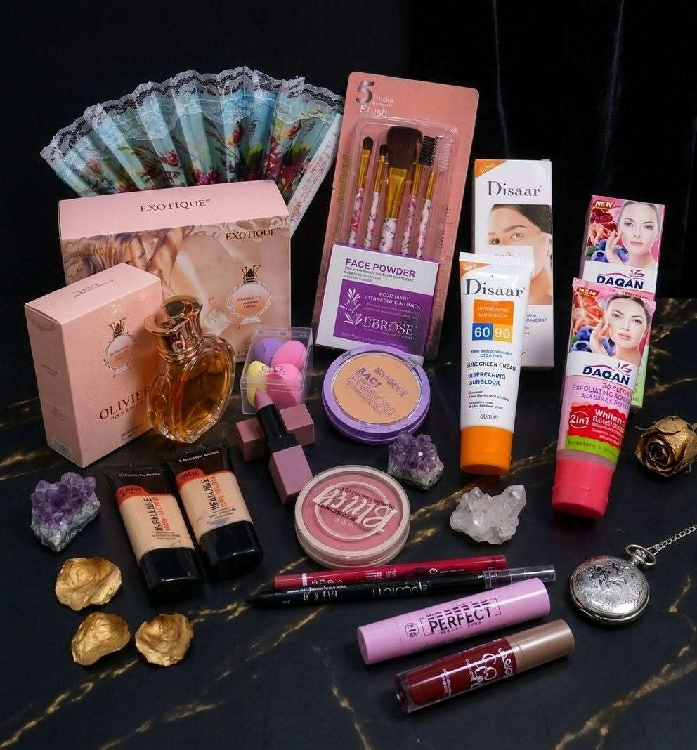 💄 باك مكياج متكامل لكل سيدة تبحث عن الجمال والأناقة! ✨
استفيدي من باك مميز يجمع أهم فيه 15 قطعة مستحضرات التجميل والعناية في عرض واحد، مناسب للاستعمال اليومي أو كهدية راقية.
محتويات الباك: 🌸 عطر نسائي. 🖌️ طقم فرش مكياج (5 قطع). ☀️ كريم واقي من الشمس Disaar SPF 90. ✨ كريم تفتيح DAOAN. 🎨 كريم أساس (2 قطع). 💗 بودرة مضغوطة للوجه. 🌺 بلاشر. 💄 أحمر شفاه. 👁️ ماسكارا. ✏️ قلم تحديد الشفاه. 🖊️ قلم كحل. 🧽 إسفنجة مكياج (Beauty Blender). مع مروحة يدوية🪭🪭🪭 
🎁 باك متكامل يمنحك كل ما تحتاجينه لإطلالة أنيقة ومشرقة، بجودة ممتازة وثمن مناسب. مناسب كذلك كفكرة هدية مميزة.


**إذا كنت صاحب هذا الإعلان وتريد حذفه لأي سبب، رجاءا أرسل رسالة إلى الدعم الفني**