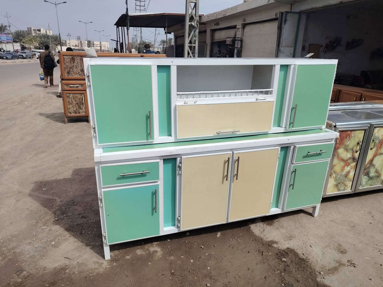 سلام عليكم غراض للبيع كلمن وسعر تعال وبيك خير وتدلل ويرهم مراوس بكلشي المكان حله ورديه خارج قرب مستشفى الكفيل *********** وأيضا نشتري كافة الغراض
