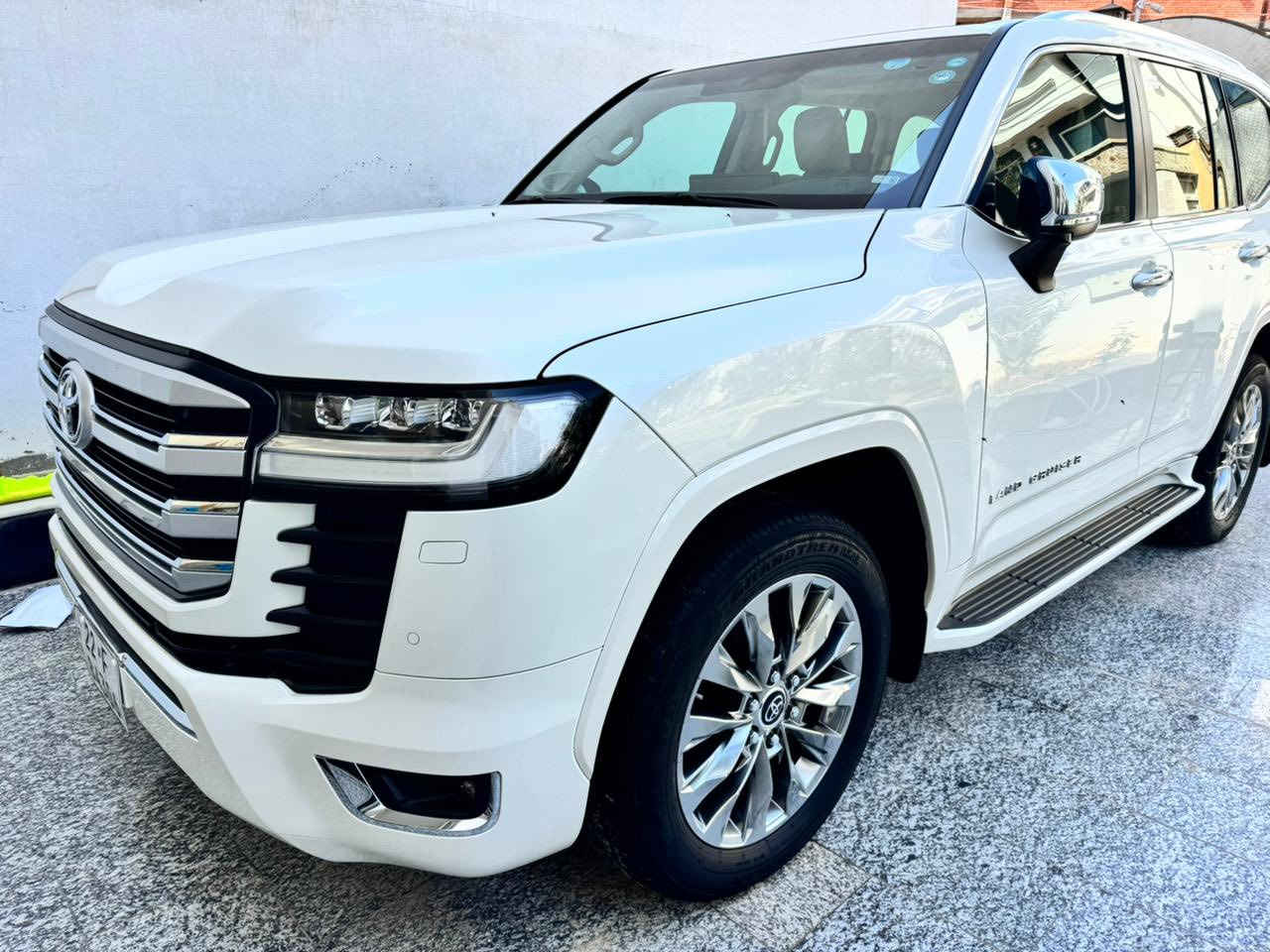 السلا عليكم ورحمة الله للبيع تيوتا لاندكروزر 2023 ماشيه 38 استلام زيرو وبعدها داخله بضمان شركه ساز 
مواصفات فول VX باب اول مكفوله كفاله عامه شرط اخت الزيرو تايرات الشركه لا بارد ولا قطره صبغ ولا رصعه وبيها سونار جديد رقم أربيل الجديد محرك 6 سلندر تنفس طبيعي مواصفات VX معروفه سعرها 675 وبيها مجال للجناي مكانها بالرمادي *********** 
***********
