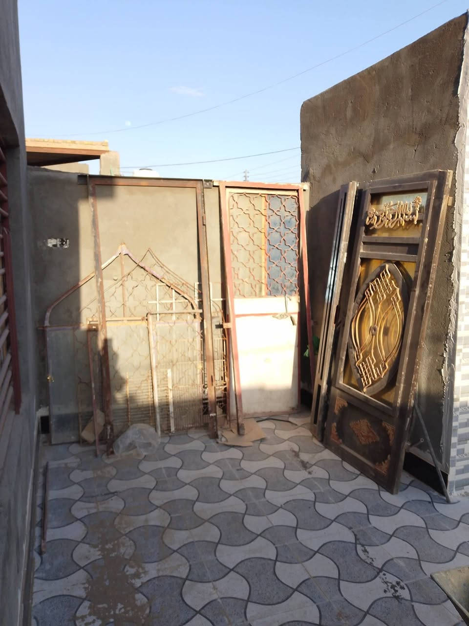 السلام عليكم بيبان حديد مستخدم +جرجوبات +شيلمان طول4 +هنكلانات للبيع مكان ناصريه ***********
