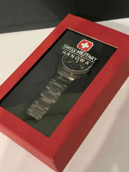 السلام عليكم........
ساعة سويس مليتري هانوا سويسري أصلي بطارية 
مكينة ٣حجر 
سوبر كوارتز 
ستوب وج 
كرونوكراف 
نافذة للعرض التاريخ واليوم 
سناتر شغالة 
أميال وأرقام فسفوري 
القطر ٤٠
مقاوم للماء ١٠٠م 
سنتر ثواني ثانوي 
حافظة جلد لحفظ بطاقات التعريف 
سير حديد ستانلس ستيل معلم 
جديد غير مستعمل مع العلبة الاصلية وبطاقة الضمان 
السعر ١٢٥ الف 
يوجد توصيل ***********
