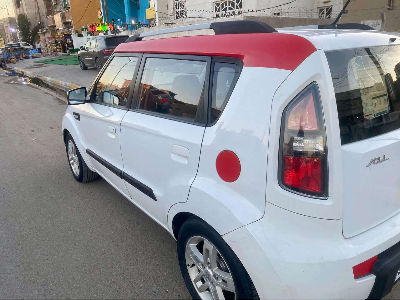 السلام عليكم
كيا صول 2010 خليجي محرك 1.6 دوش كير اوتوماتيك تدفئة تبريد كاميرا خلفية ويل كب 16  بيهة صبغ قطعتين جاملغ وباب بدون دواخل وشوية بالداير الخلفي رقم اربيل بأسمي سنوية جديدة لغاية 2031 وهزة لغاية 2027 
السعر 10400$ للاتصال *********** بغداد, العراق
