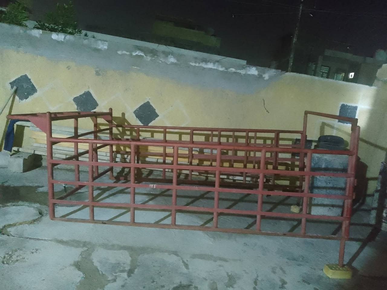 محجر تفصال مال كيا عموشه للبيع ب 300 وبي مجال مكاني بغداد حي الفرات للاتصال على الرقم التالي ***********
