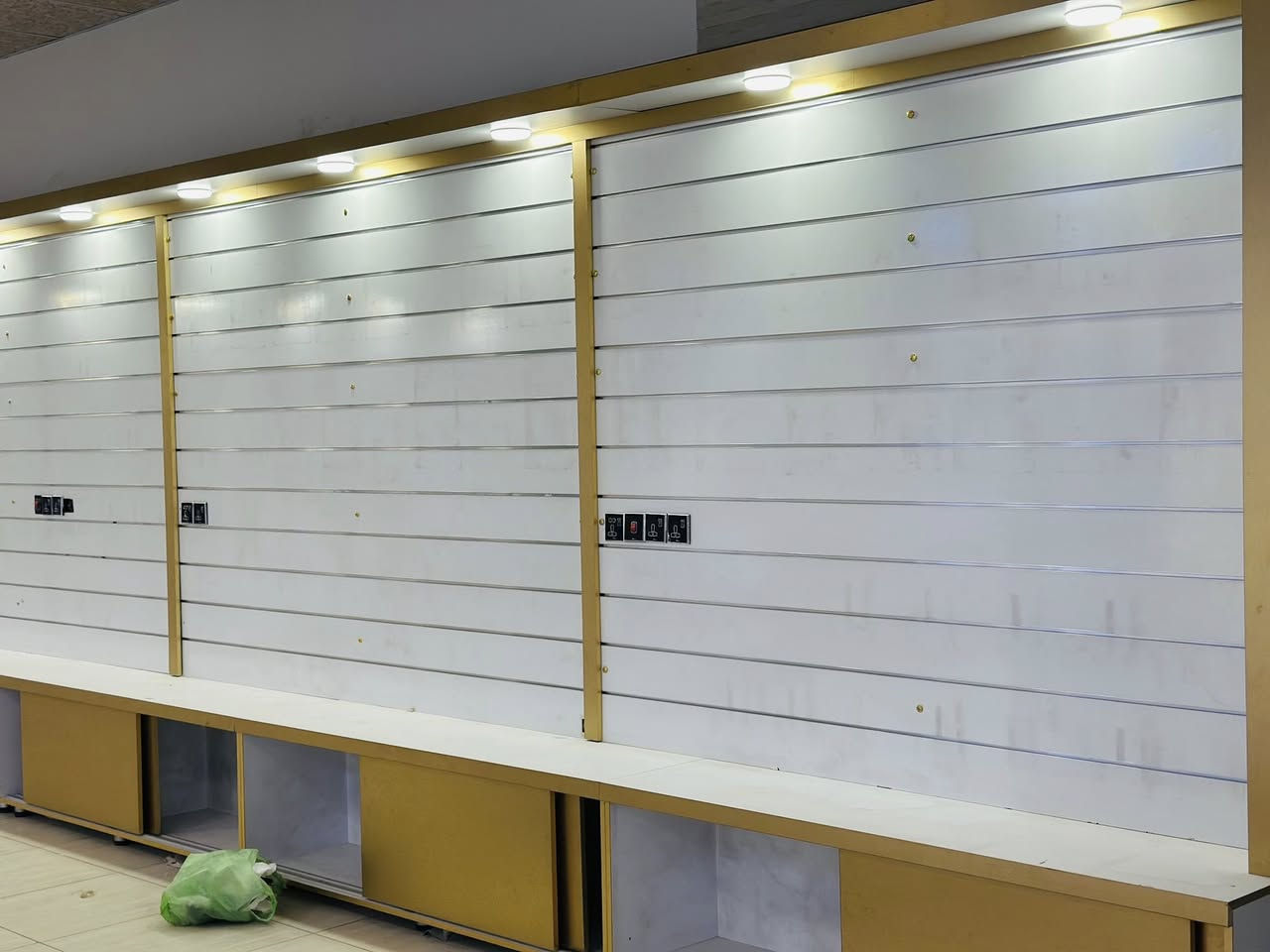 للبيع رفوف البسه سعر مناسب*********** +عشر دنك+مرايتين حجم كبير+ستاندات
