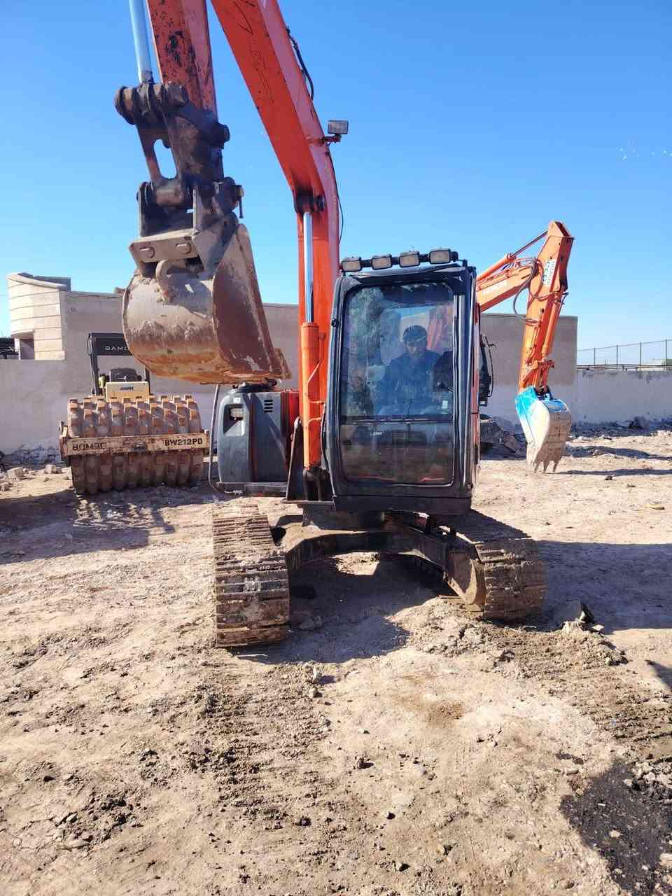 السلام عليكم
حفاره حجم 70 هيتاشي مامرقمه بعده تبريد شغال مكينه مضخة ابلادي مامفتوح
بغداد ***********
