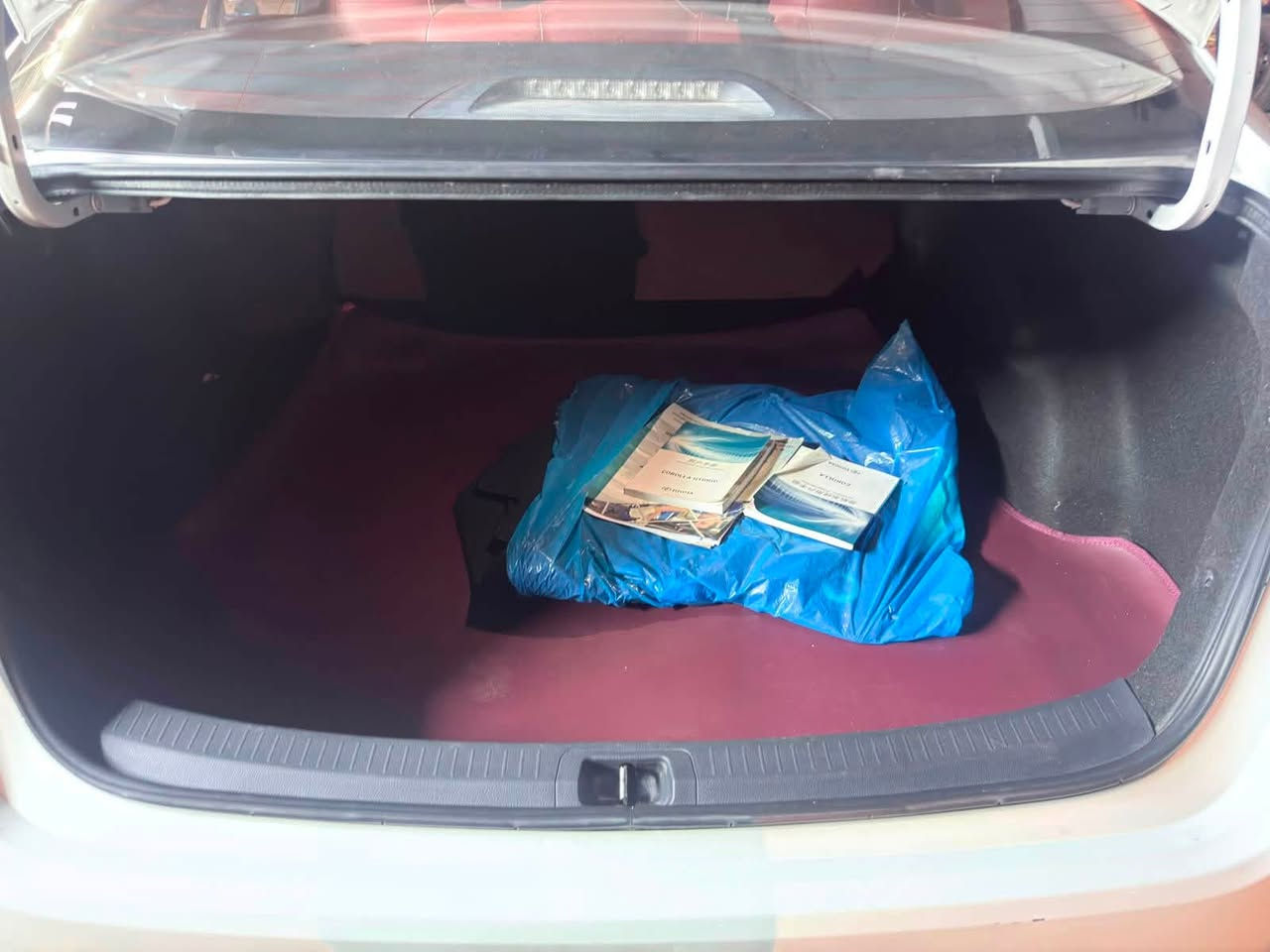سلام عليكم كورلا هايبرد 24فول مواصفات
داخل جلد احمر 

تبريد قطعتين 

وباقي المواصفات معروفة 

ماشية 45الف

سيارة مكفولة 

عدا بالبنيد طلقة 

السعر 150وبيها مجال 

للاتصال ***********
