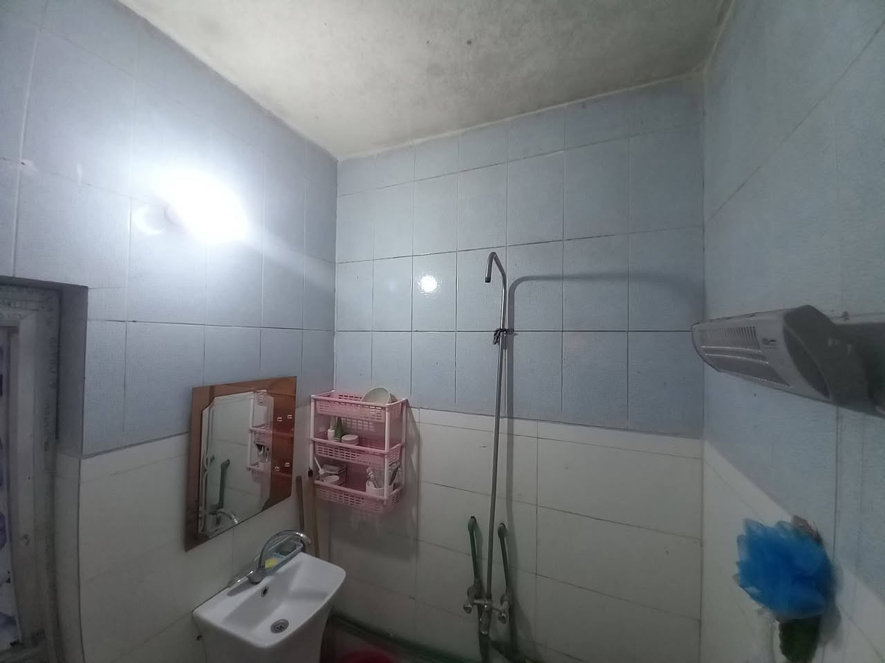 سلام عليكم مرخصة الادمن بيت حي البساتين الظباط مساحة ١٠٠ ٣ نوم صالة حولي حمام تواليت٢ طابو صرف سكني بيت يحتاج لة ترميم ستفسار الاتصال للرقم ***********بي واتساب
