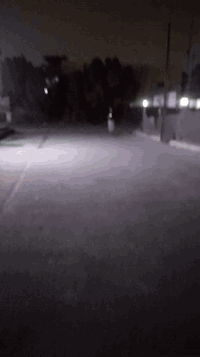 المحرك: ‎450 واط ‎(قدرة الذروة ≈ 600–700 واط)  ￼
• السرعة القصوى (مقيدة): ‎25 كم/س. وقد ‎تصل تقريباً إلى ‎30-32 كم/س إذا تم “فتح القيد” (حسب بعض المصادر)  ￼
 • مدى السير (بطارية مشحونة بالكامل): حتى ‎65 كم في الشحنة الواحدة.  ￼
 • الوزن الصافي للسكوتر: ‎24.4 كغ تقريباً.  ￼
 • الحمولة القصوى المسموح بها: ‎120 كغ تقريباً.  ￼

🛞 ميزات راحة وثبات
 • نظام تعليق “ثلاثي” — مع وصولات تعليق أمامية وخلفية (spring suspension) — مما يحسن من نعومة الركوب خاصة على طرق غير ملساء.  ￼
 • إطارات “10 بوصة” مقاومة للثقب (self-sealing tubeless tyres) — تعزز المتانة وتقلل من احتمالات الثقوب.  ￼
 • مقاومة للماء بدرجة ‎IPX5 — تعني أنه يتحمل المطر الخفيف أو البرك إذا كانت الظروف معتدلة.  ￼

📱 وظائف إضافية
 • قابل للطي — سهل التخزين والحمل.  ￼
 • إضاءة أمامية + ضوء خلفي (LED) لسلامة القيادة ليلاً.  ￼
 • يمكن الربط بتطبيق الهاتف عبر البلوتوث لمتابعة الإحصائيات وربما ضبط إعدادات — اعتماداً على إصدار السوفت وير/النسخة المتوفرة.

للبيع رقمي ***********
