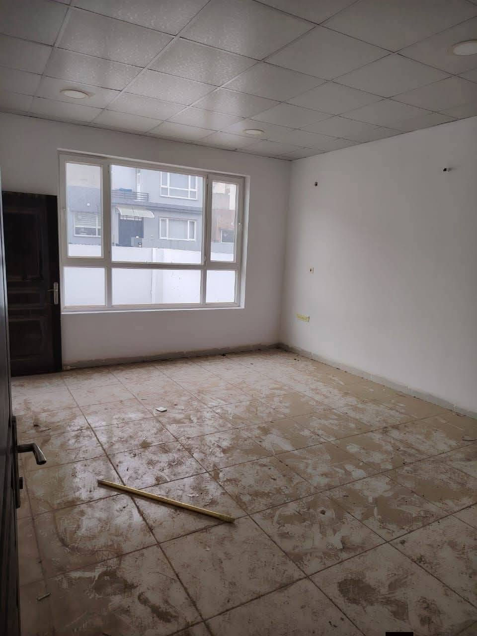 عندي بيت فی سلیمانیە
للبيع 200 متر    سعر 4دفتر 85ورقە 
يحتوي البيت علئ 2 غرف نوم
صاله _ مطبخ _ صحيات 
يحتوي على حديقة كراج 
   ماء كارباء خدمات 24ساعە
المنطقة رابرين
الاستفسار 📞 علئ الرقم
  اتحول اسم ای واحد عراقی 
تلفون ـ واتساب ***********
