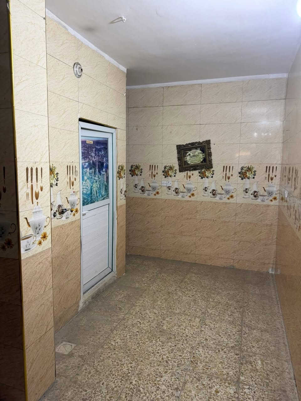 مشتمل للاجار الشعب شارع الصحه قرب جامع المبركع
البيت مدخلين استقبال وخدمات ومطبخ  وثلاث غرف نوم 

معروض بمكتب الكناني ***********/// السعر ٤٥٠ بي مجال
