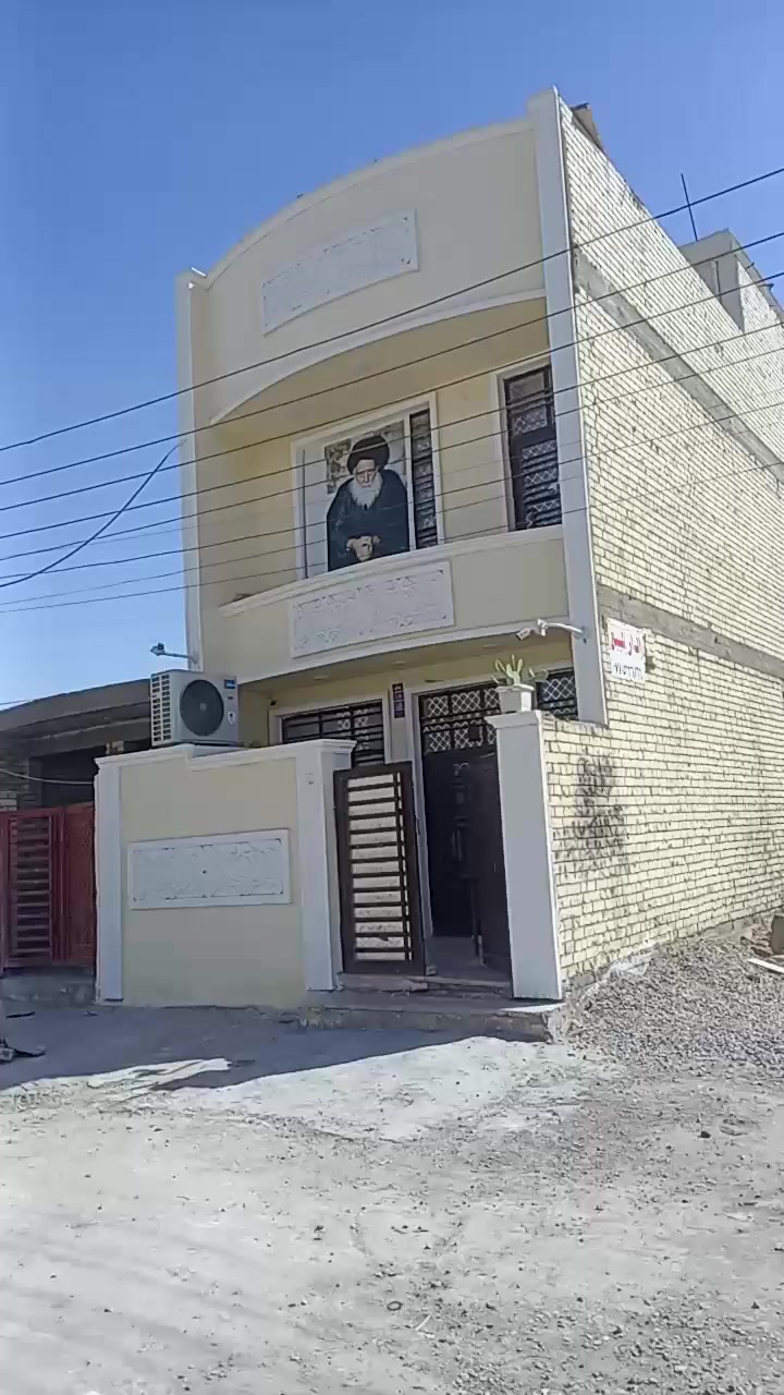 السلام عليكم داران 🏠 2 🏠 للبيع زراعي سند 25 مساحه كل دار100م واجهه 5م  ونزال 20 الدار الأول  طابقين صطحين  يتحتوي ثلاث3 نوم ومساحه درج كبير ومنور مطبخ حار+3 حمامات واستقبال مدخلين كل بيت منهن  الدار الثاني هيكل رفت خدمات كامله الموقع الامين حي الرئاسه قرب مجمع 400كهرباء او قرب مجمع الشام الطبي  للأستفسار
***********
