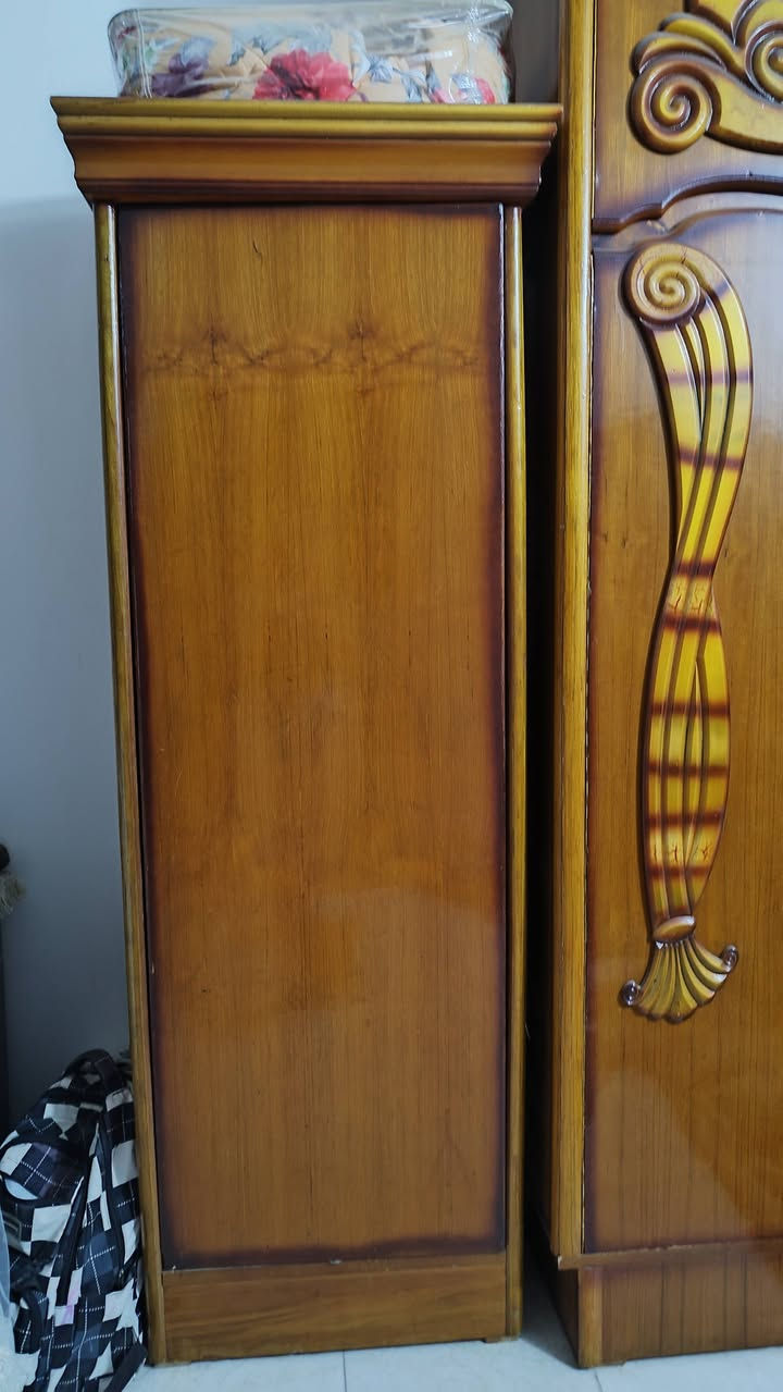 غرفة اخشاب نضيفة مستخدمة أقل من سنة مابيها ضرر ٨ قطع والكنتور ٦ بيبان
العنوان: النجف
سعرها: ٧٥٠ وبيها مجااال 
رقم الموبايل ***********
