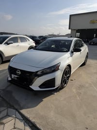 Nissan altima sr 2023 صلايد  شاشه گه وره  رادار  جلد  فول مواصفات   رق...