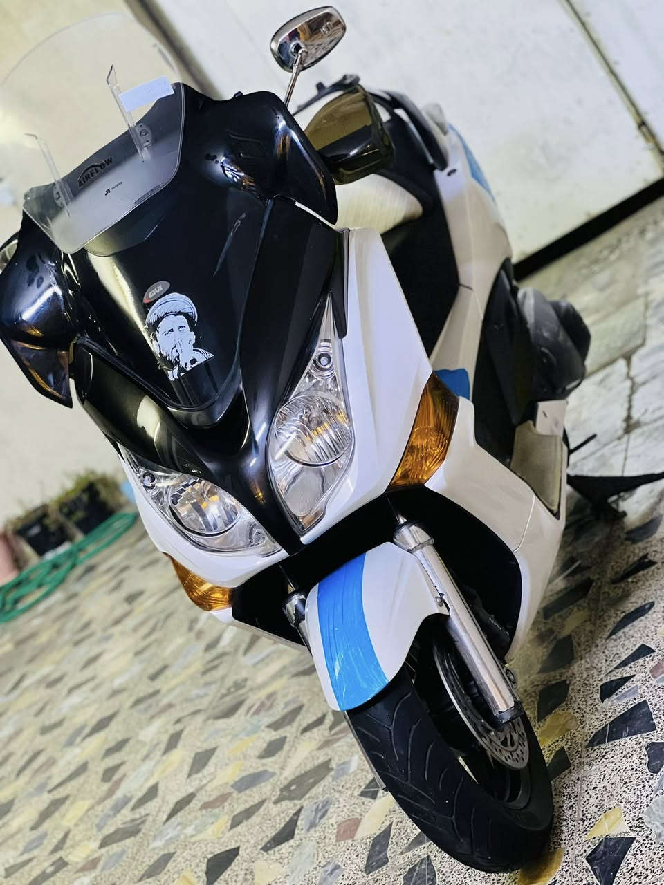 اللهم صل على محمد وآل محمد 
الي يدور جديد وكفاله عامه يتفضل
سلفر ونج جيتي 600 
دراجة جديده كلش بحالة الوكاله ماشيه 22 
فول مواصفات شرط معدلها تعبر 180
سكيورتي 
جامه قطعتين ام الزعانف وتصعد وتنزل 
تدفئه 
اوفر
 كامره داش كام بلادي
جي بي اس تحديد الموقع
منفذ جداحه عدد 2
ستان حساس
مصدات هوائيه بلادي
كاسحه 
لايت عالي زنون
دهن امزويل
بانزين بس محسن
واستخدام جداً شخصي 
بيها فقط 3 شخوط بسيطه كلش ومكحلات حته مامبينات مال حاويه
مكاني بغداد
***********
