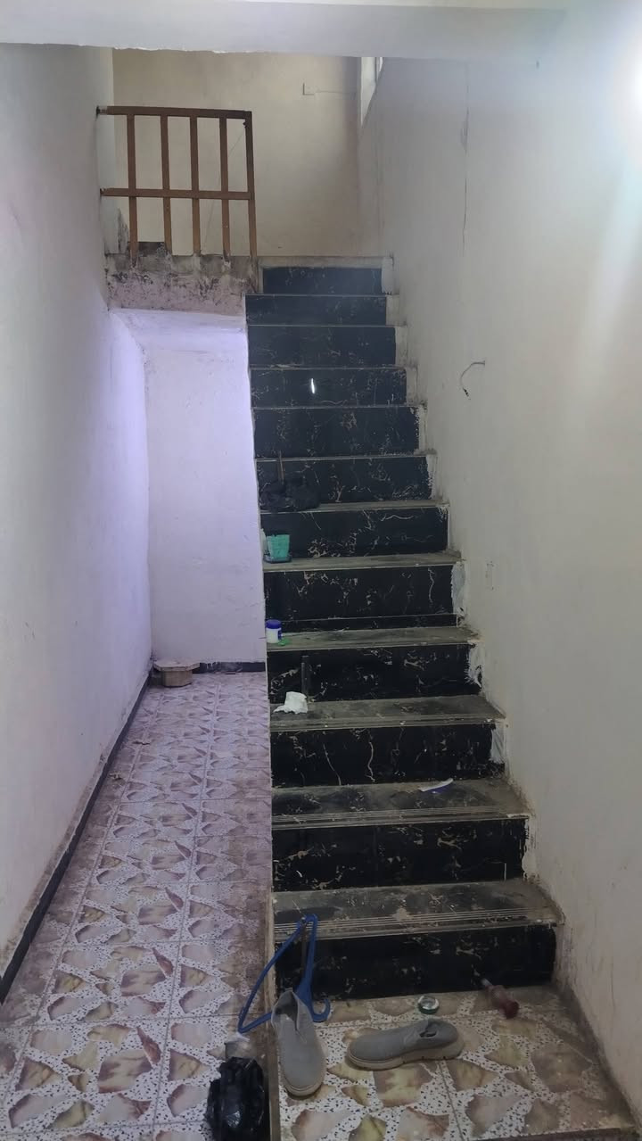 بيت للبيع مساحه 165 متر)
استقبال و هول غرفتين  طابق ارضى وغرفه طابق ثاني ومطبخ العنوان  العريفي مقابل جامع المهيمن قرب أسواق المصطفى الاتصال على الرقم (***********
