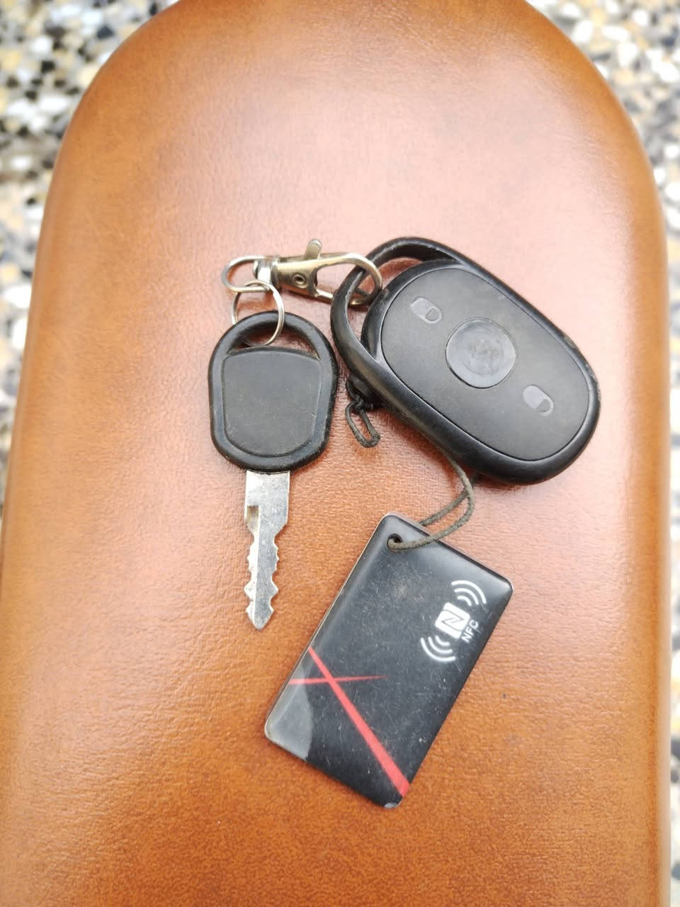 السلام عليكم دراجه شحن كلاسيك دراجه نضيفه وكامله مابيه اي نقص بطاريات بحاله جيده شاحنه الاصليه وياه بصمه وسويج وكارت تشغيل NFC كشنات جلد اصلي 

السعر 215 الف 
العنوان بغداد 
رقم ***********
