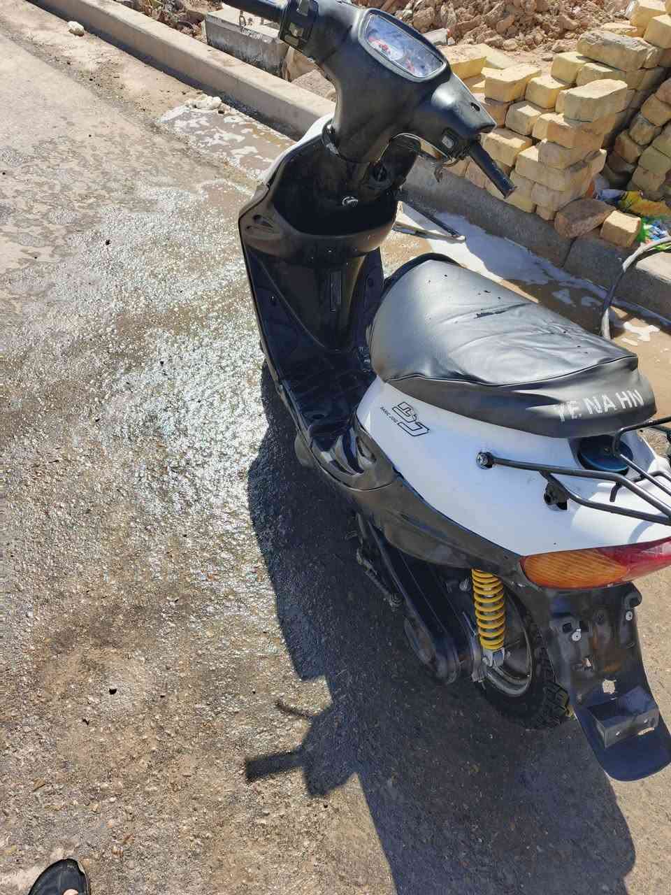 ياماها ام تسعة زروف مكينه مفتوحة الاكسن بيه ونه كهربائية كلها شغاله السعر ٣٥٠ وبيها للاتصال ***********
