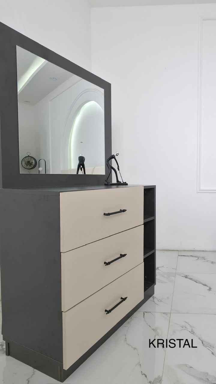 *موديل*كرستال نفرين كريمي و رصاصي  * 

 تقطيع الكنتور مثل الصوره 
♦️ *5 *قطع ابواب* *نفرين*
♦️ *كنتور   *220  سم صافي ظهر 6 ملم  
♦️ *ميزت تواليت نفس الصوره 80 سم 
♦️ *كومدي عدد 2 اناره 
♦️ *سرير *180*200 سم*  

*السعر بالدينار 600الف 🇮🇶🇮🇶 
تركي 🇹🇷اصلي الالستفسار واتساب *********** عين التمور, كربلاء
