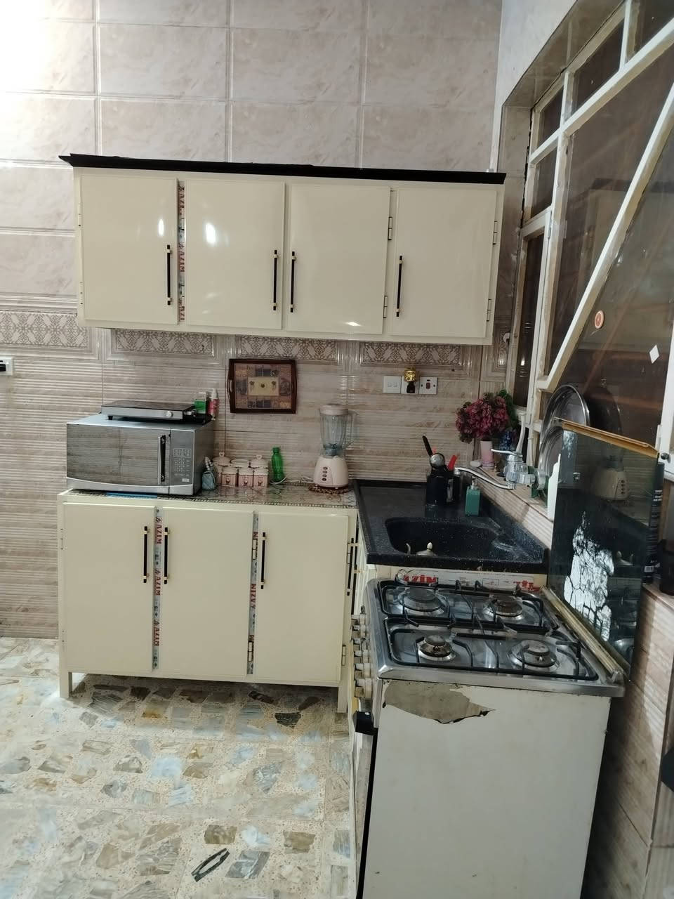 أغراض مستعملة للبيع
كاونتر جديد
غرفة نوم جديد 
جرابي أطفال
الاتصال على الرقم ***********
