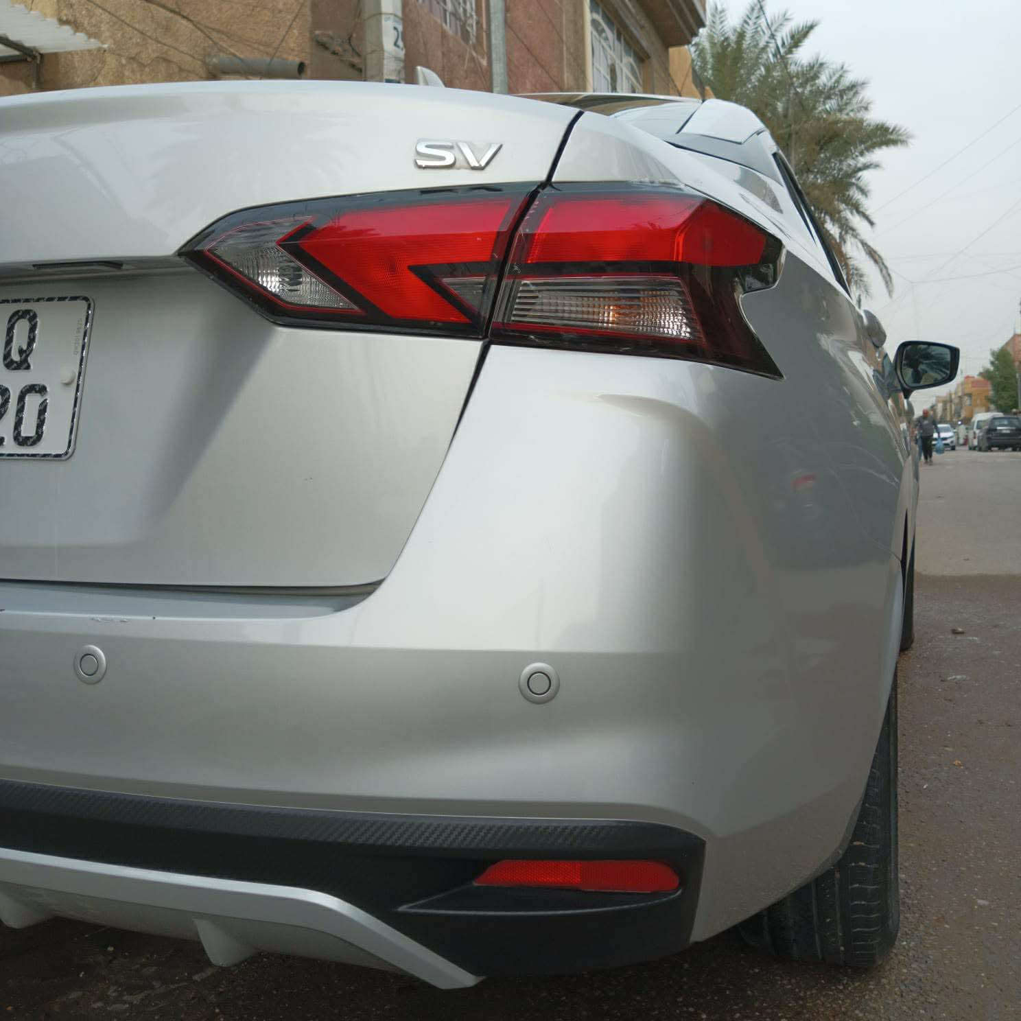 نيسان فيرسا موديل ٢٣
للبيع او المراوس 

المحرك: 4 سلندر
 • السعة: 1.6 لتر
 • القوة: حوالي 118–122 حصان  ￼
 • العزم: تقريبًا 154 نيوتن متر
 • ناقل الحركة
 • أوتوماتيك CVT
فئة SV

شاشة 8 إنش
 • Apple CarPlay + Android Auto
 • تشغيل بصمة
 • مقاعد قماش
 • شاحن لاسلكي 

تجي بنظام Safety Shield 360 ويشمل:
 • فرامل طوارئ أوتوماتيك
 • تحذير مغادرة المسار
 • رادار النقطة العمياء
 • تنبيه حركة خلفية
 • مساعد الضوء العالي  ￼

للاستفسار اكثر الاتصال *********** بغداد, العراق
