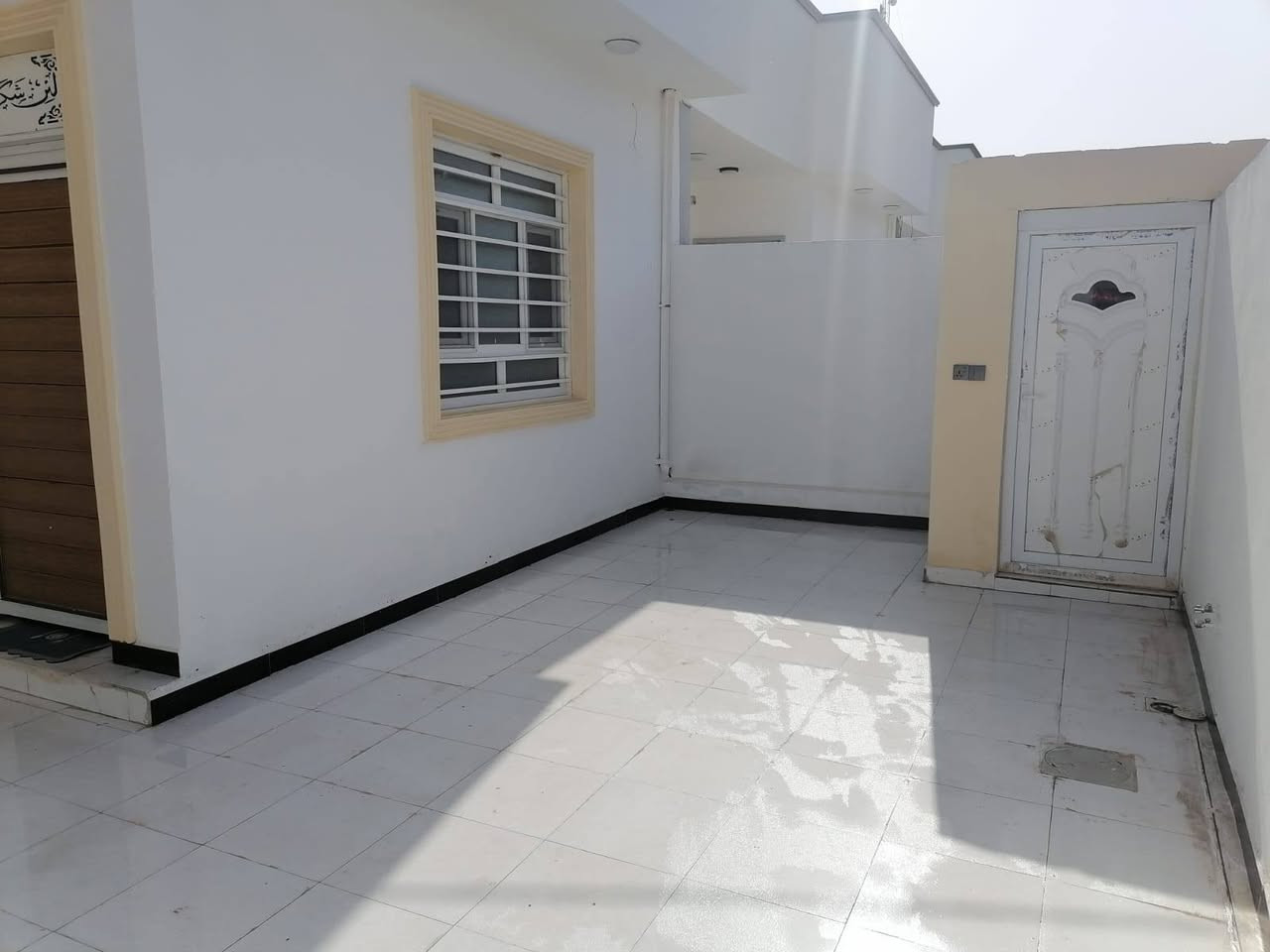 🏡 دار سكن للبيع – زراعي (سند 25)
📍 الموقع: حي الثقافي – البوصالح
📍خلف مطعم حياوي 

📐 المساحة: 190 متر
📏 الواجهة: 9 متر

🔹 تفاصيل الدار:

🔹️طابق واحد
🔹️بناء حديث مسلح كونكريت
🔹️غرف نوم عدد 2 
🔹️استقبال
🔹️صالة
🔹️مطبخ
🔹️مجموعات صحية داخلية وخارجية
🔹️🚗 بارك سيارة

✨ موقع هادئ ومناسب للسكن
✅️ كافة الخدمات  مجاري__ماء __كهرباء

للأستسفار مراسلة الصفحة 
أو الاتصال ع الارقام الآتية 
***********
***********
